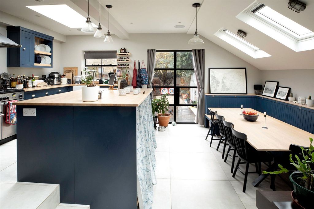 Property photo 3 of 12 Kitchen