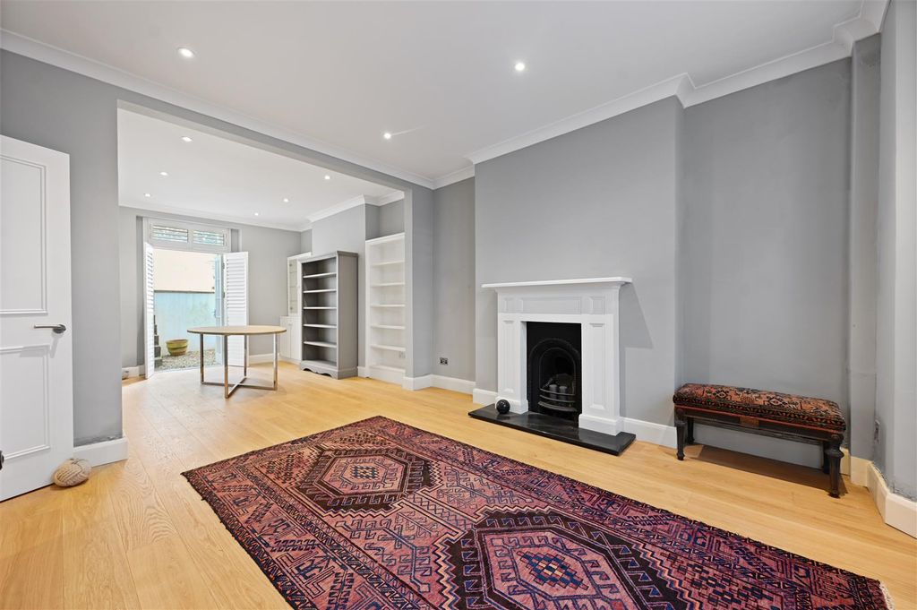 Property photo 3 of 15 Overstone Road