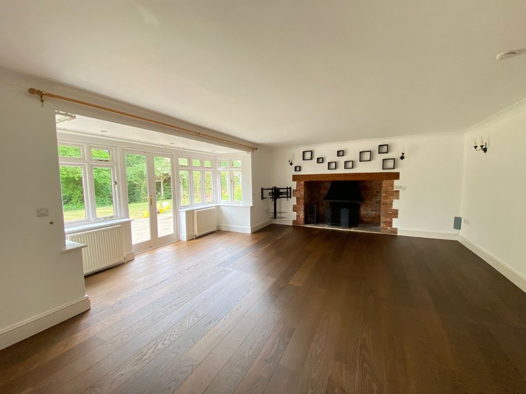 Property photo 3 of 17 Living Room