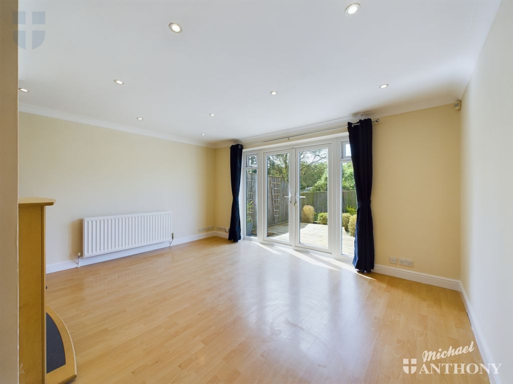 Property photo 3 of 9 Cam02538G0-Pr0284-Still007
