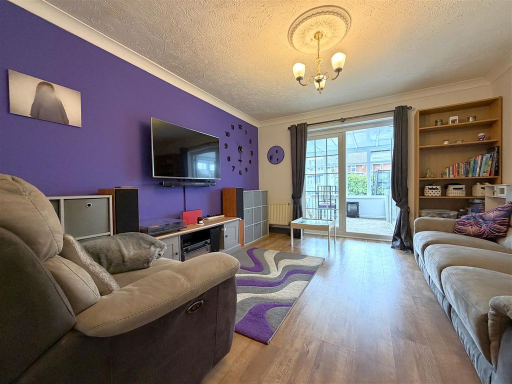 Property photo 2 of 15 Generous Lounge/Diner 302