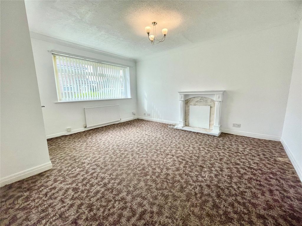 Property photo 3 of 12 Lounge