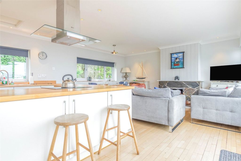 Property photo 3 of 19 Kitchen