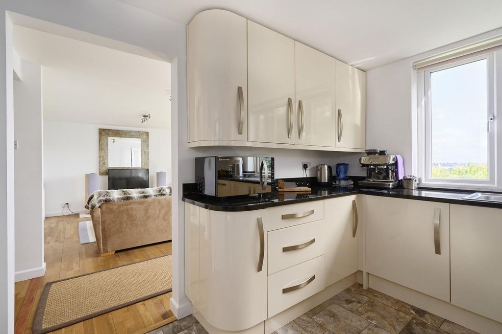 Property photo 3 of 33 Kitchen 03.Jpg