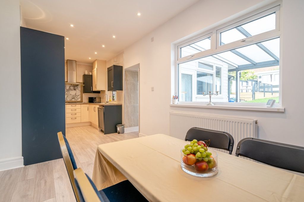 Property photo 2 of 28