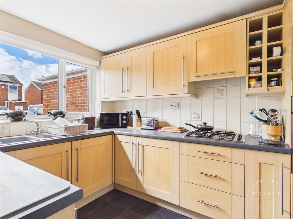 Property photo 2 of 18 Kitchen