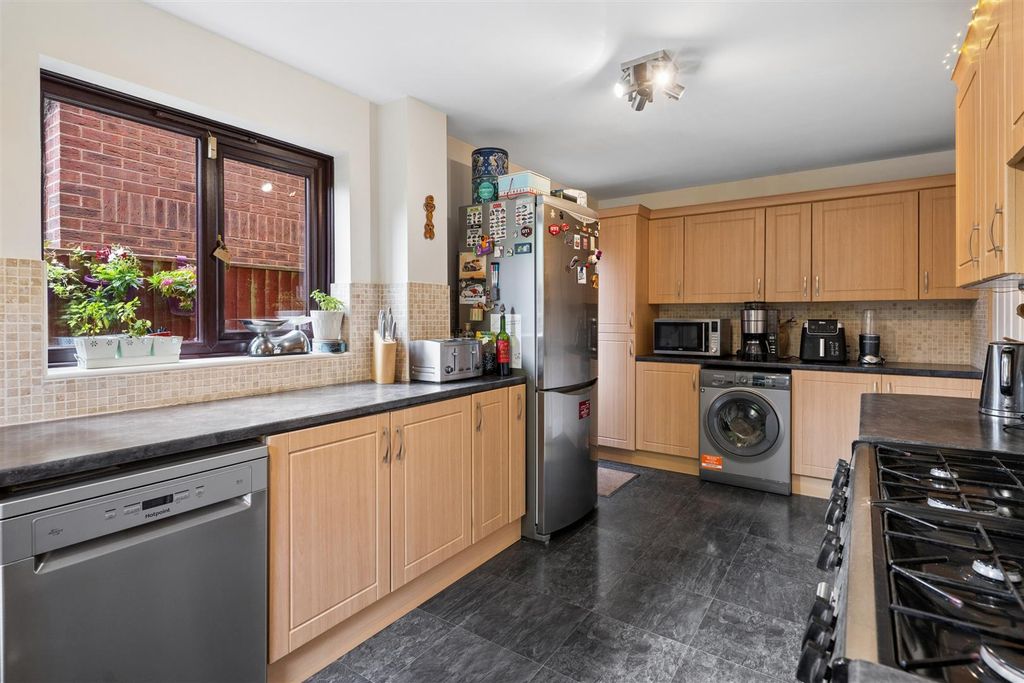 Property photo 3 of 21 Kitchen/Breakfast Room