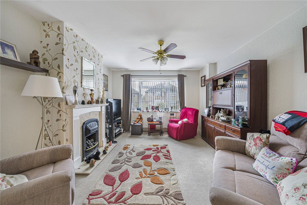 Property photo 2 of 17 Lounge