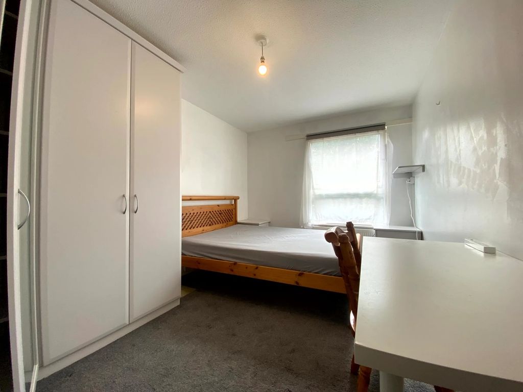Property photo 1 of 7 A Spacious And Well-Lit Double Bedroom Featuring A...