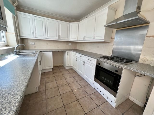 Property photo 3 of 10 Kitchen