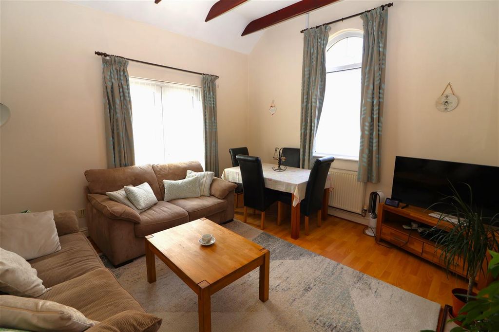 Property photo 3 of 12 .