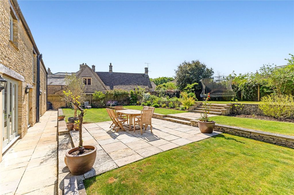 Property photo 3 of 23 Gardens