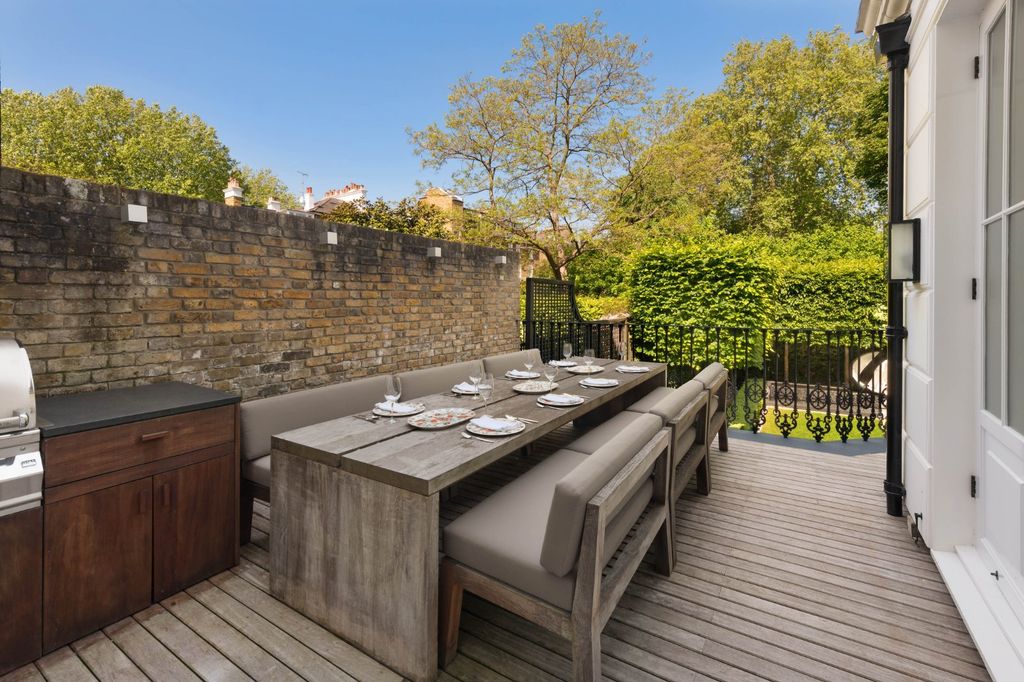 Property photo 3 of 19 Terrace