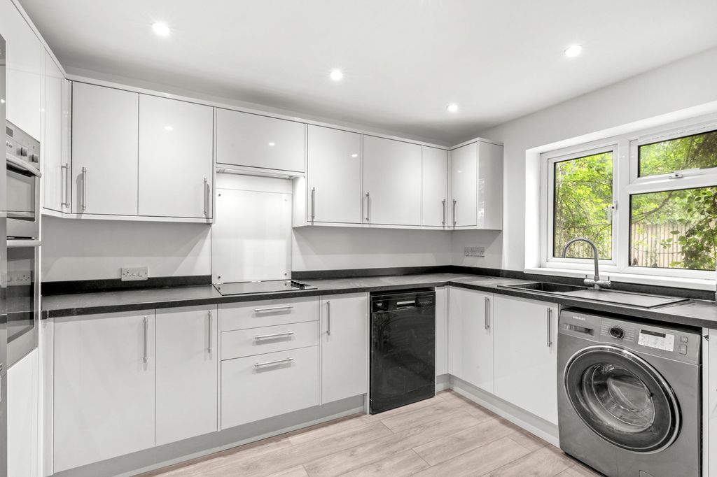 Property photo 3 of 10 Kitchen