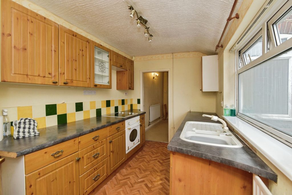 Property photo 3 of 19 Kitchen