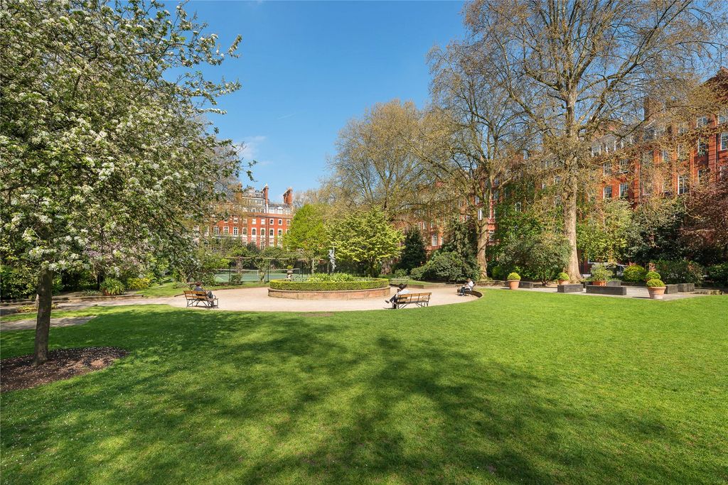 Property photo 2 of 14 Communal Gardens