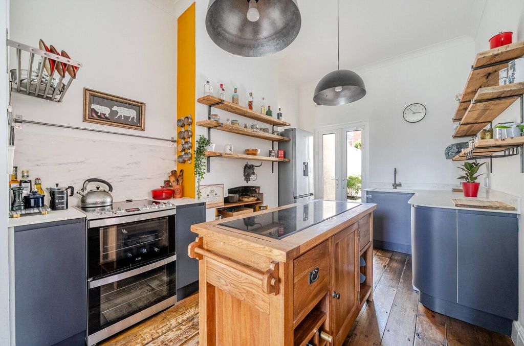 Property photo 2 of 14 Kitchen