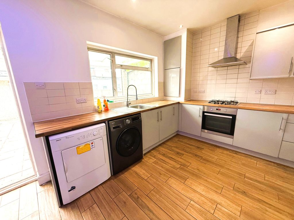Property photo 3 of 14 9