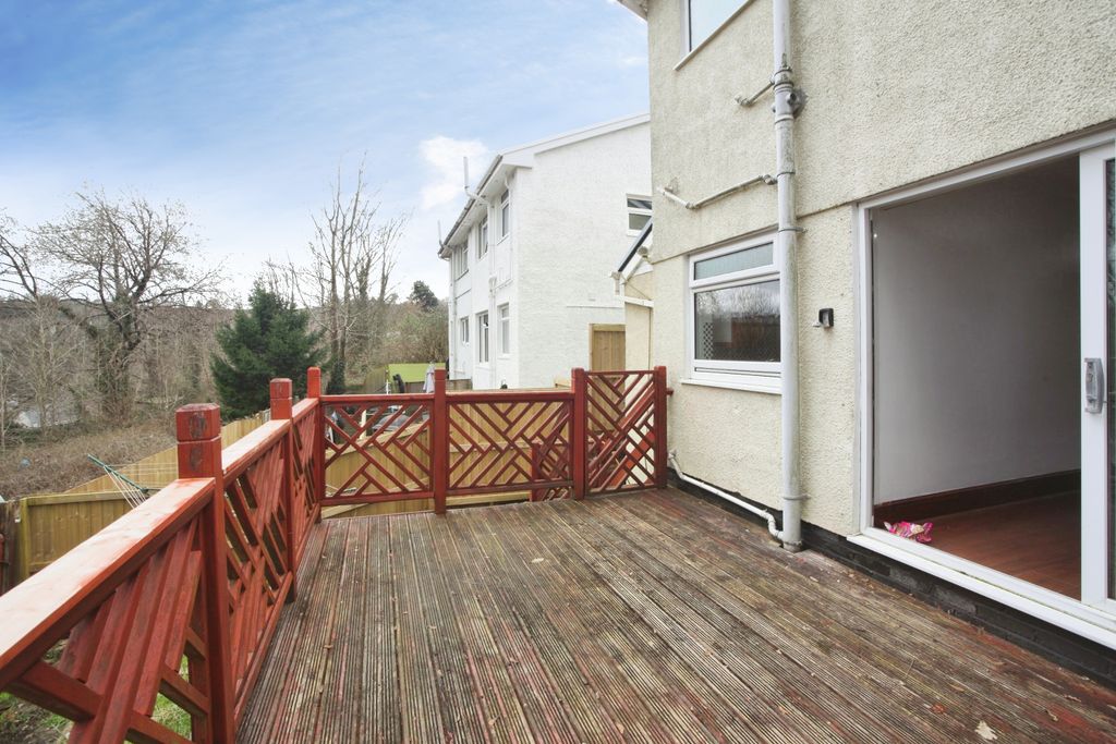 Property photo 2 of 28