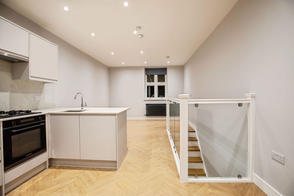 Property photo 1 of 18 2 Bed Flat To Rent Limes Grove, London Se13