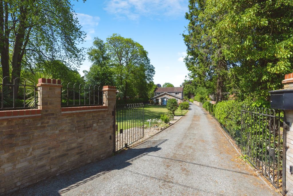 Property photo 2 of 24 Private Driveaway