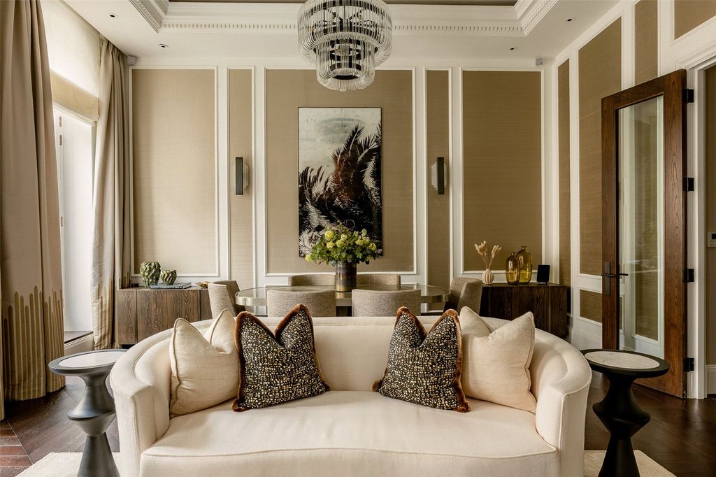 Property photo 3 of 17 Seating Area