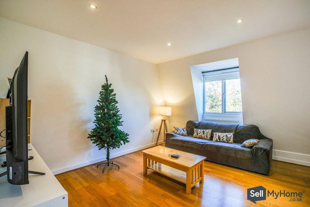 Property photo 3 of 10 Lounge