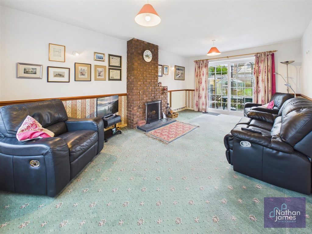 Property photo 3 of 15 Lounge