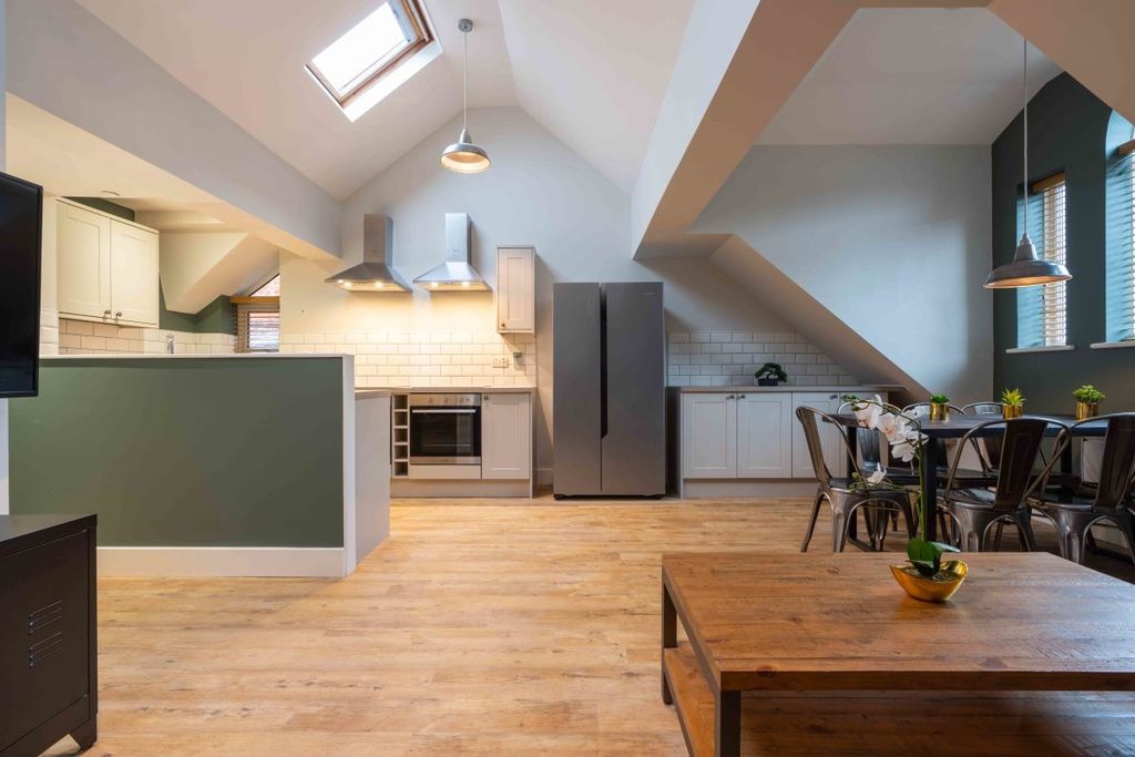 Property photo 3 of 20 Flat 2, 126 Walter Road Living Room 2