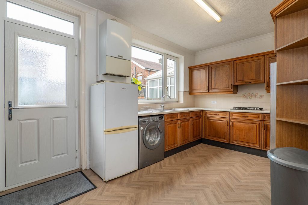 Property photo 3 of 18 Kitchen