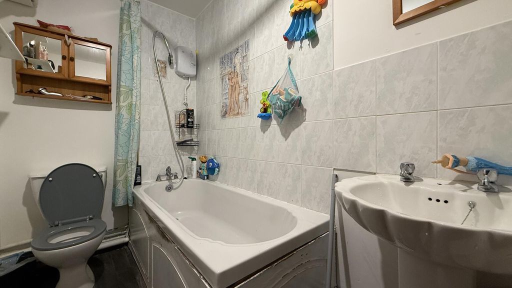 Property photo 3 of 7 Bathroom