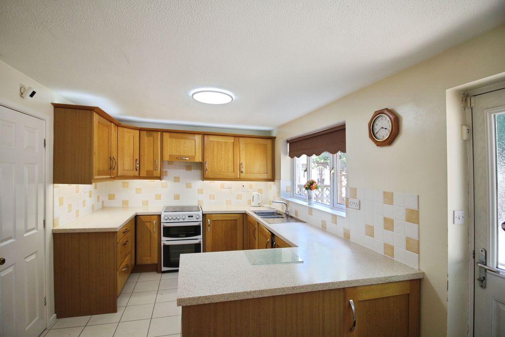 Property photo 3 of 19 Kitchen