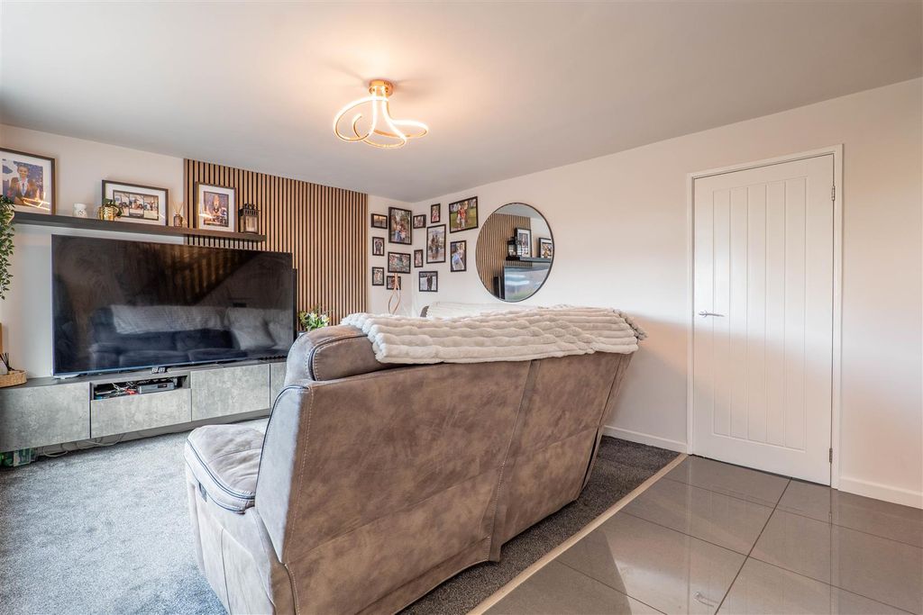 Property photo 2 of 27 Lounge