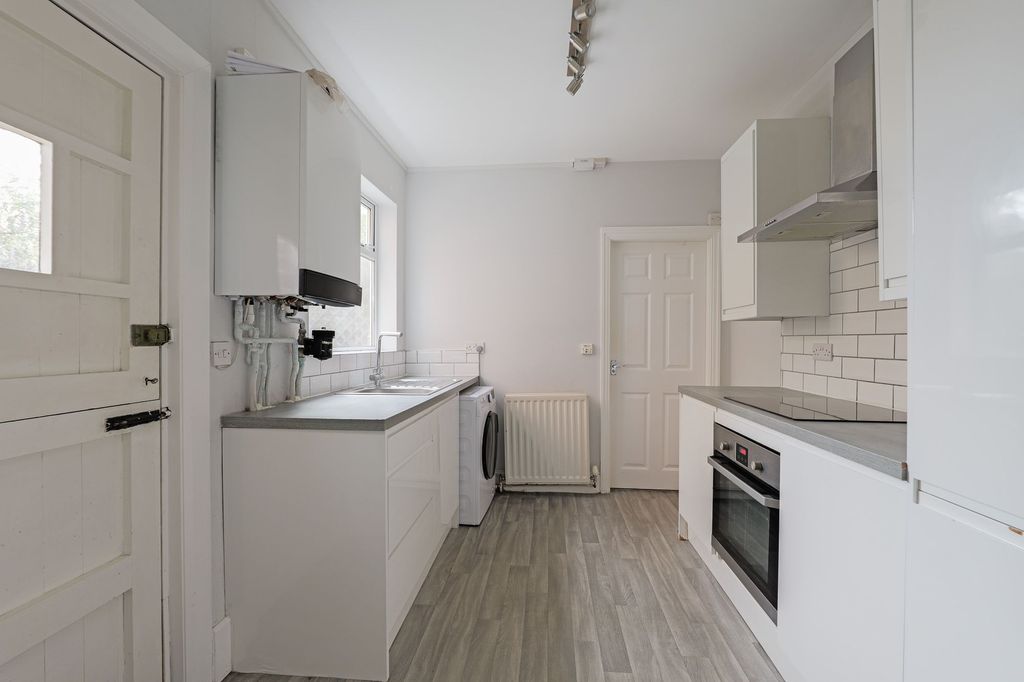 Property photo 3 of 11 Kitchen
