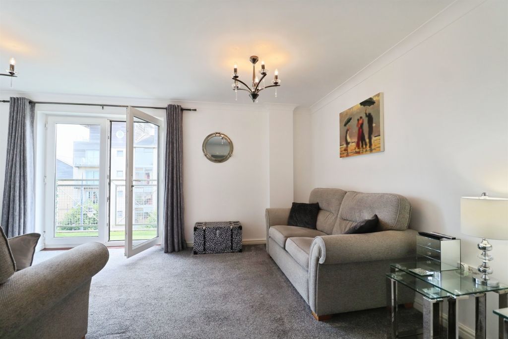 2 bed flat for saleY Rhodfa, Barry CF63 photo 5