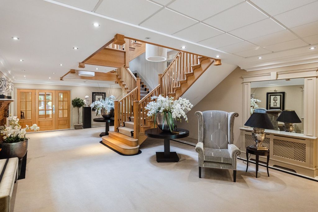 Property photo 2 of 11 Communal Entrance
