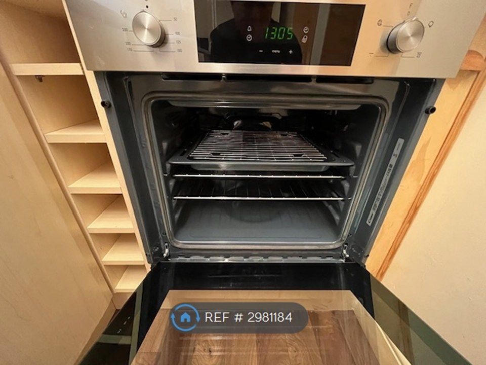 Property photo 3 of 19 Oven