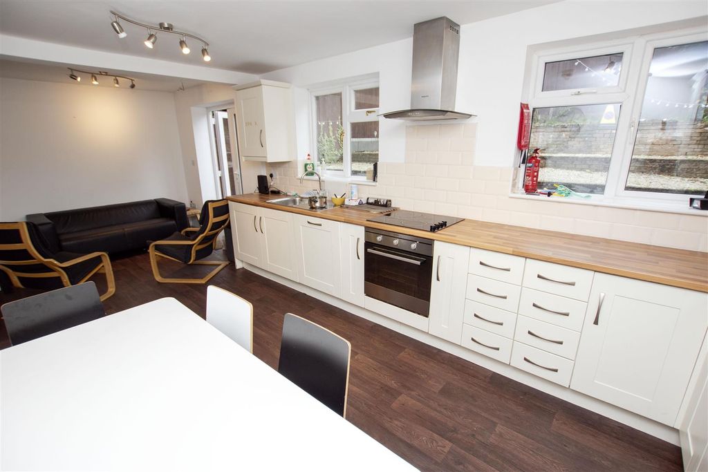 Property photo 3 of 12 Approach