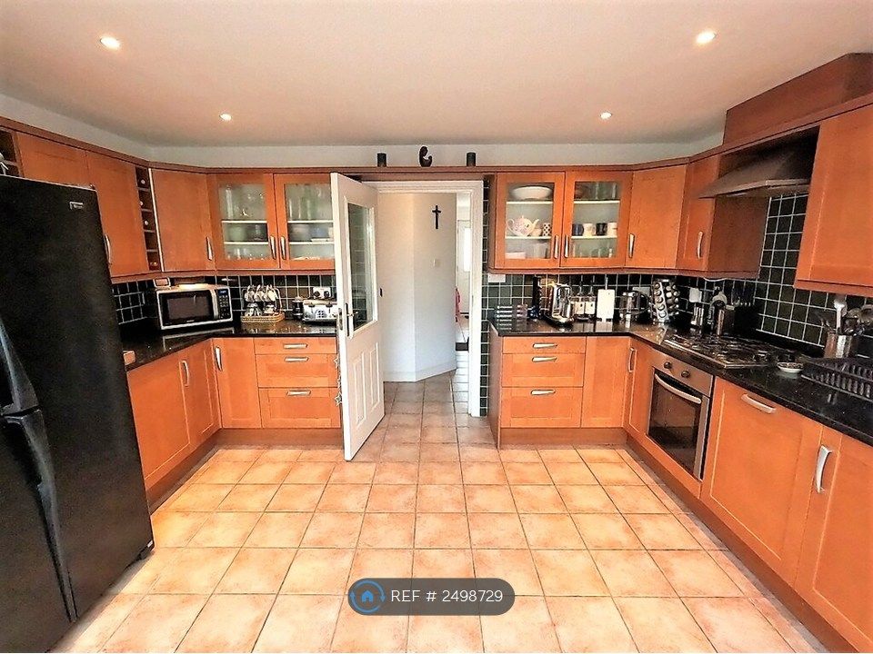 Property photo 3 of 11 Kitchen