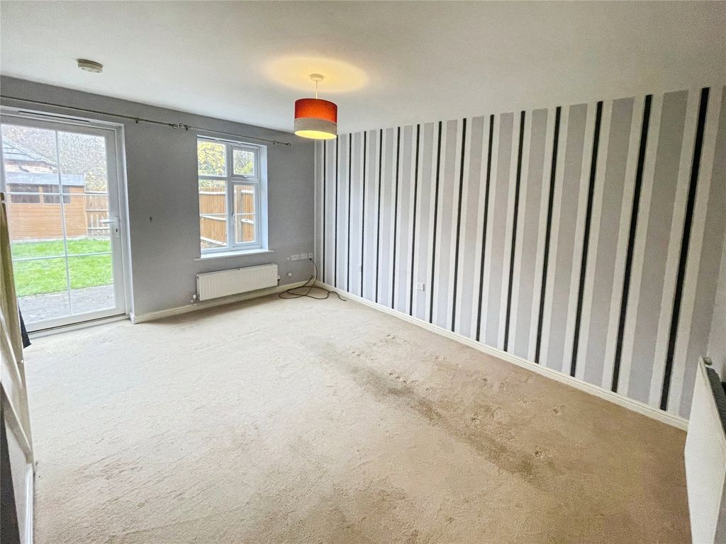 Property photo 3 of 13 Lounge