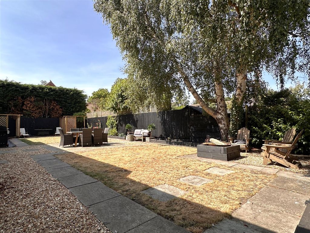 Property photo 3 of 32 Private Garden 947