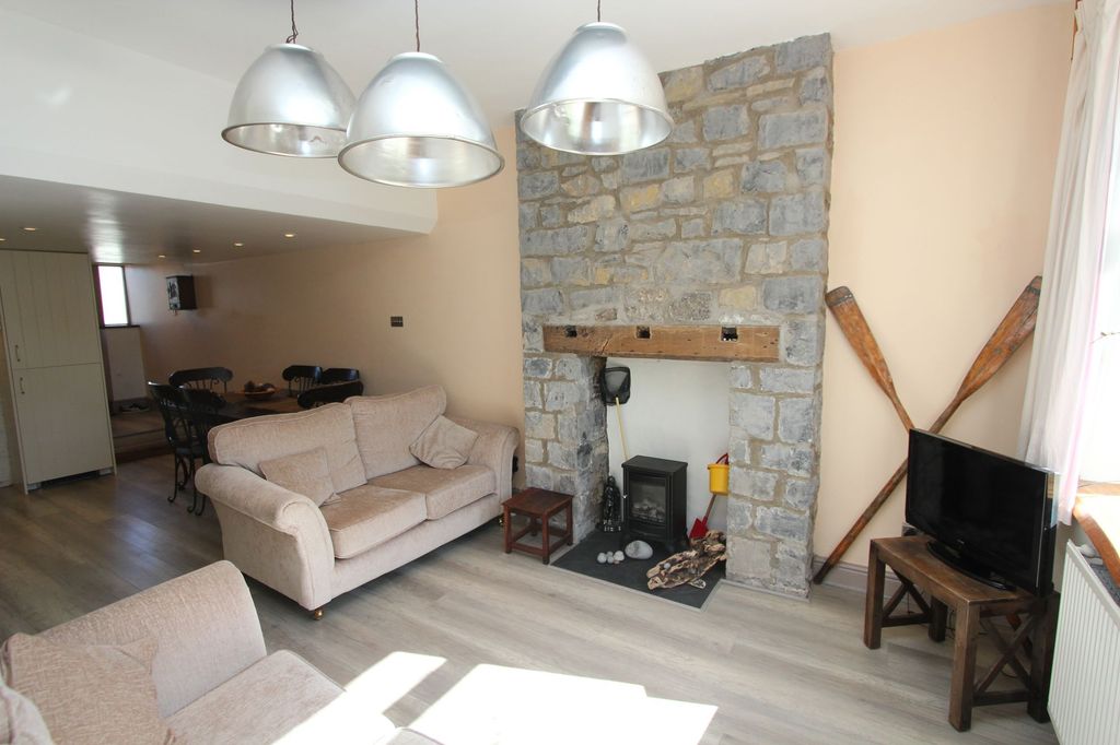Property photo 2 of 36
