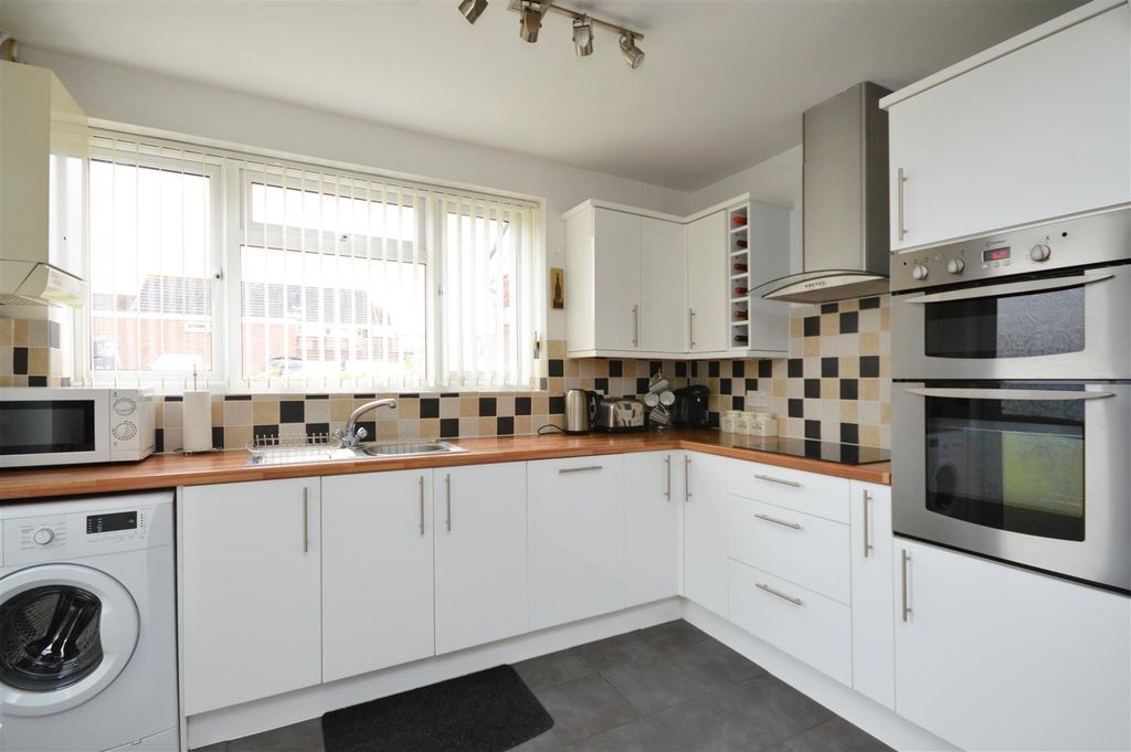 Property photo 3 of 17 Kitchen / Dining Room