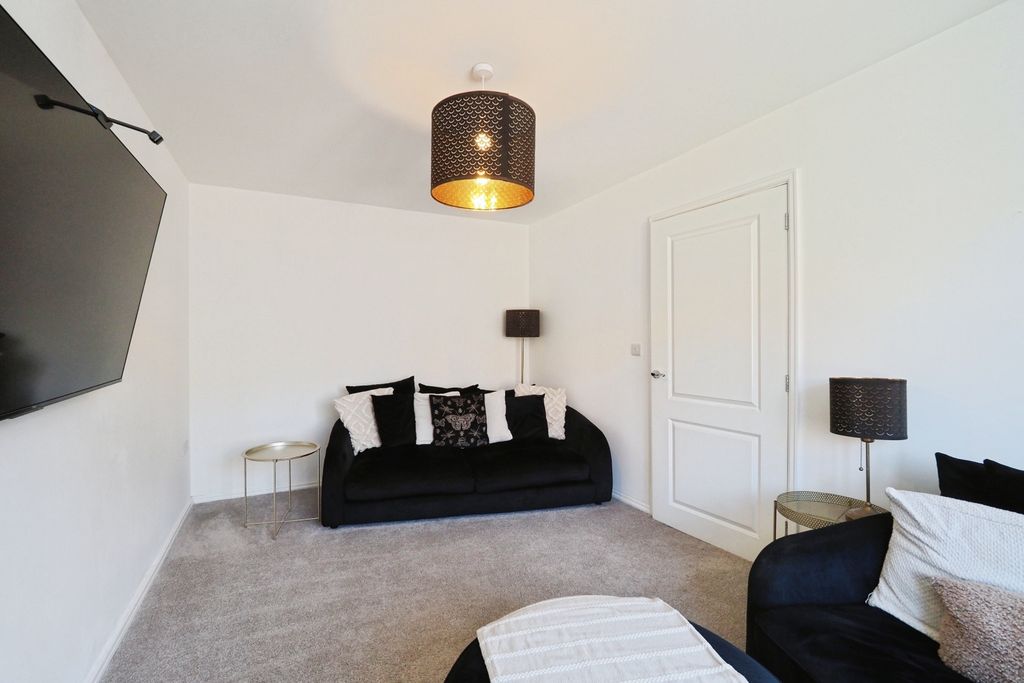 Property photo 3 of 17 Cosy Yet Airy Lounge