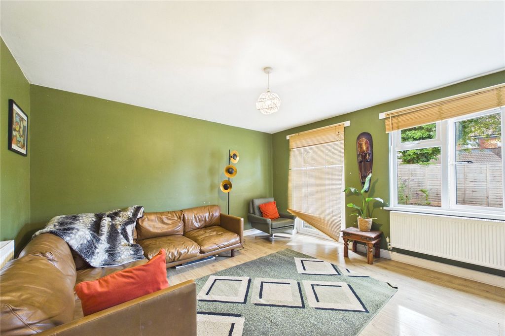 Property photo 3 of 11 Lounge