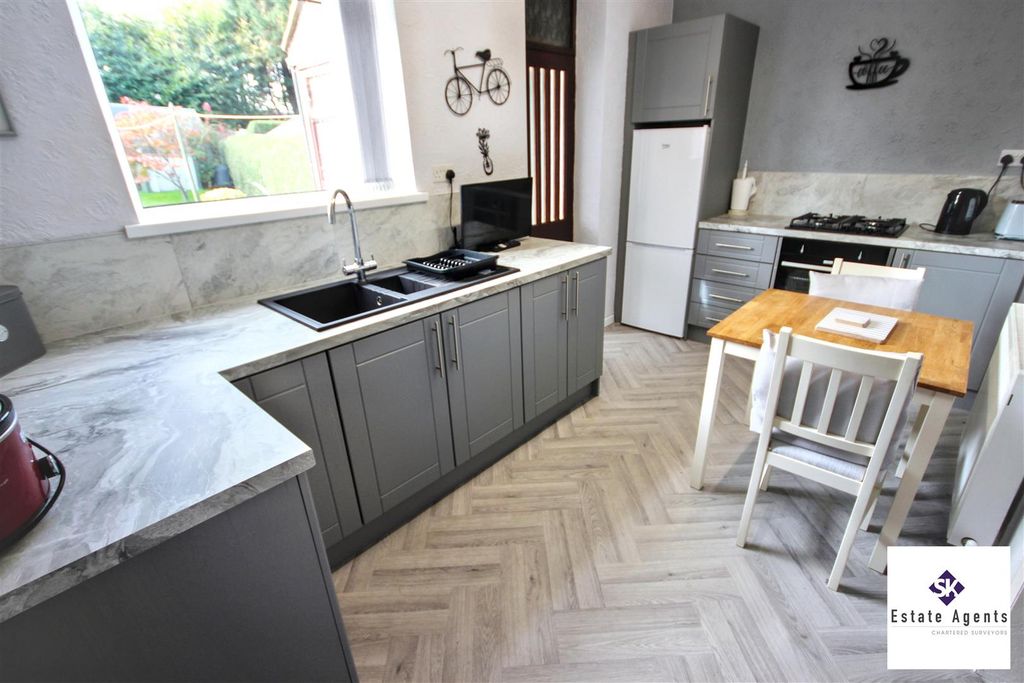 Property photo 2 of 16 Dining Kitchen