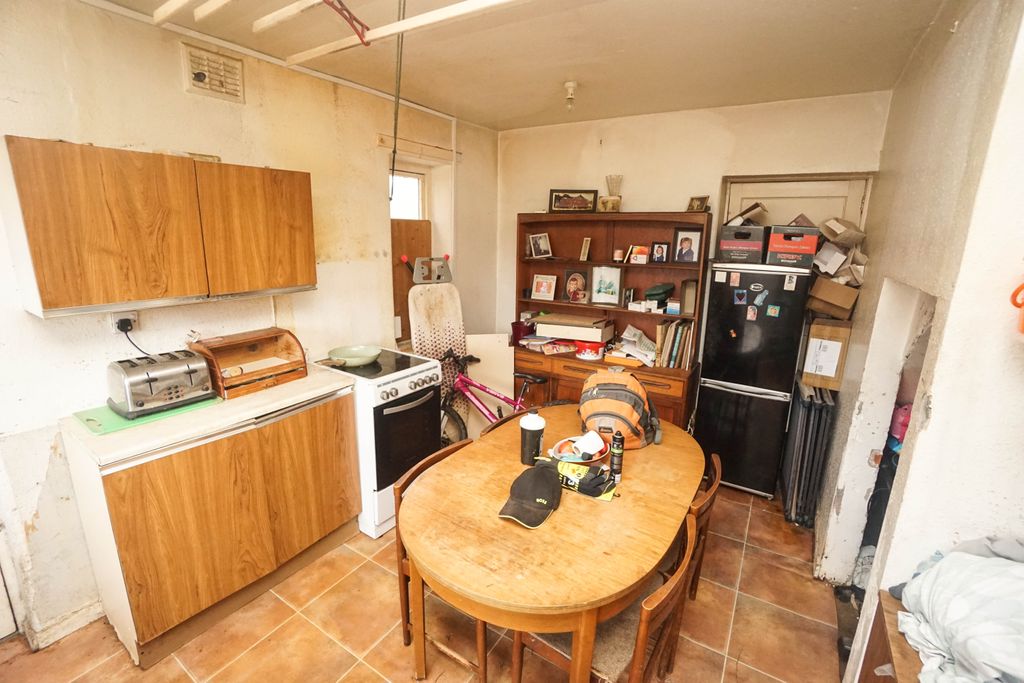 Property photo 3 of 12 Photo 8