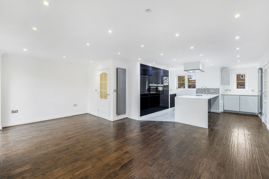 Property photo 2 of 31 9 Bridge Walk (Burton Waters)-22