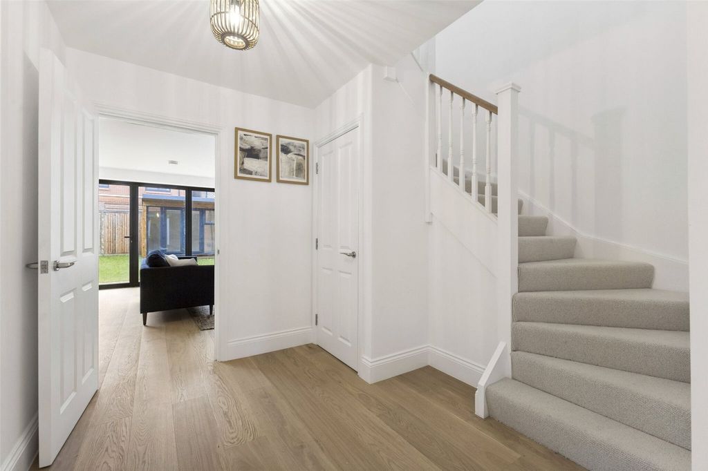 Property photo 2 of 11 Hind Gardens