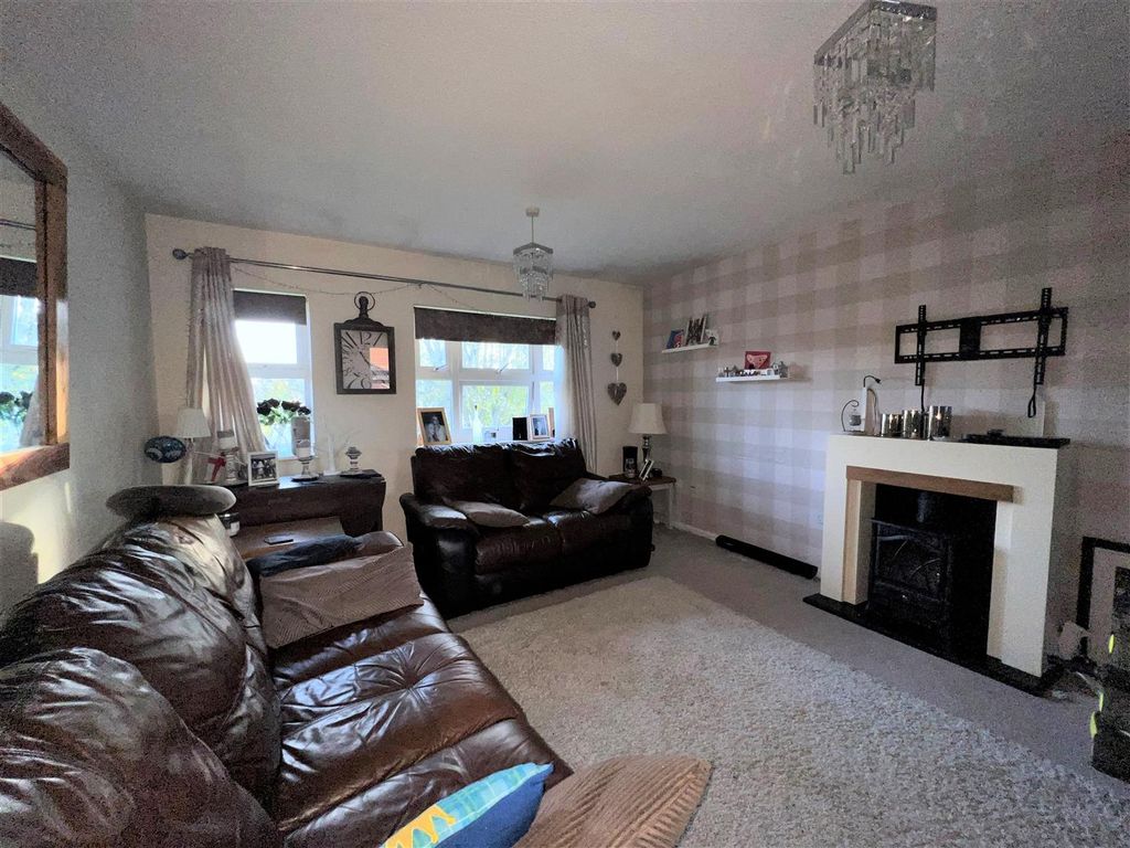 Property photo 3 of 8 Cherwell Court - Lounge 1.Jpg
